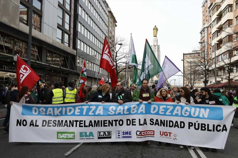 Aspecto de una de las manifestaciones, concretamente la de Bilbao, que el pasado 25 de febrero recorrieron las calles de las capitales vascas. Foto: EFE.