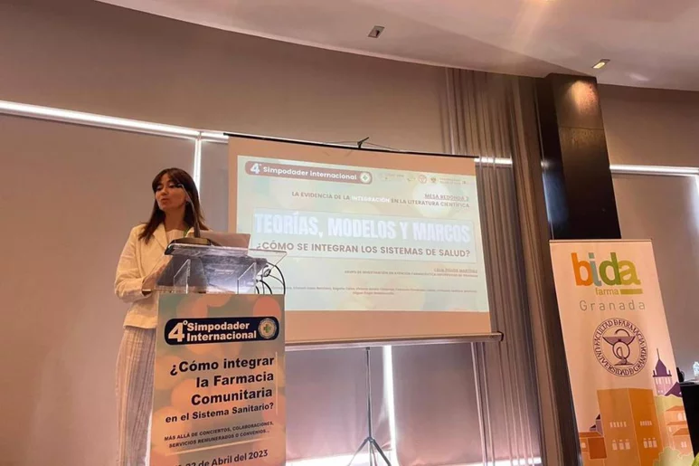 Celia Piquer, de la UGR, durante su intervención en el 4º 'Simpodader' Internacional, celebrado en Granada.
