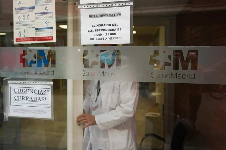 Fachada de un centro de salud de la Comunidad de Madrid durante una de las jornadas de huelga de médicos de Familia y pediatras que convocó el sindicato Amyts. Foto: EFE/BORJA SÁNCHEZ-TRILLO.