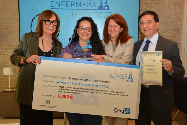 Finalistas y ganadora de la II beca 'En la piel de la enfermera' junto a Diego Ayuso, secretario general del CGE. Foto: CGE
