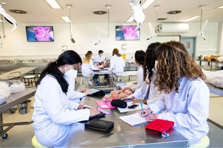 Alumnos de grado asisten a una clase en la Sala de Disección de la Facultad de Medicina de la Universidad Autónoma de Madrid. Foto: MAURICIO SKRYCKY