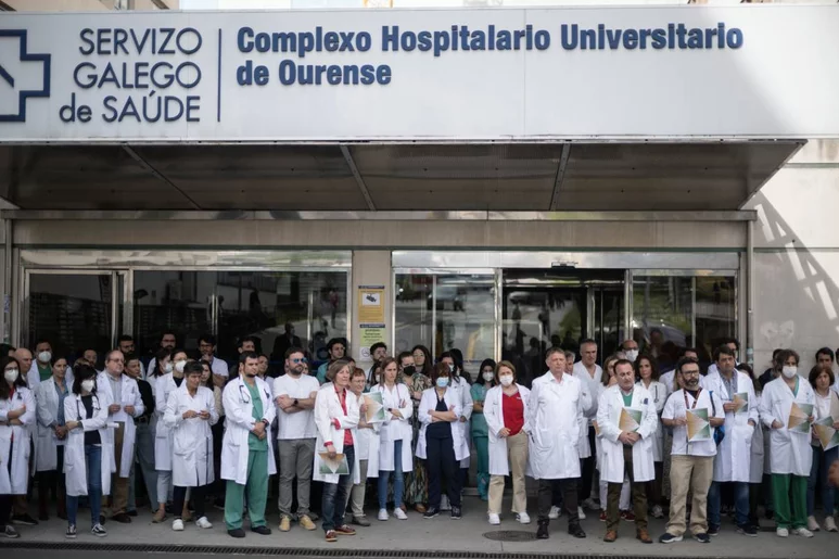 Asistentes a la concentración celebrada a las puertas del Hospital de Ourense, con motivo de la huelga indefinida que mantienen los médicos de Galicia. Foto: EFE/ BRAIS LORENZO