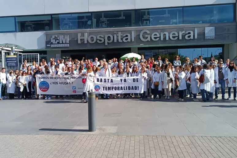 Médicos concentrándose frente al Hospital La Paz de Madrid en la jornada de huelga del 19 de abril. Foto: AMYTS 