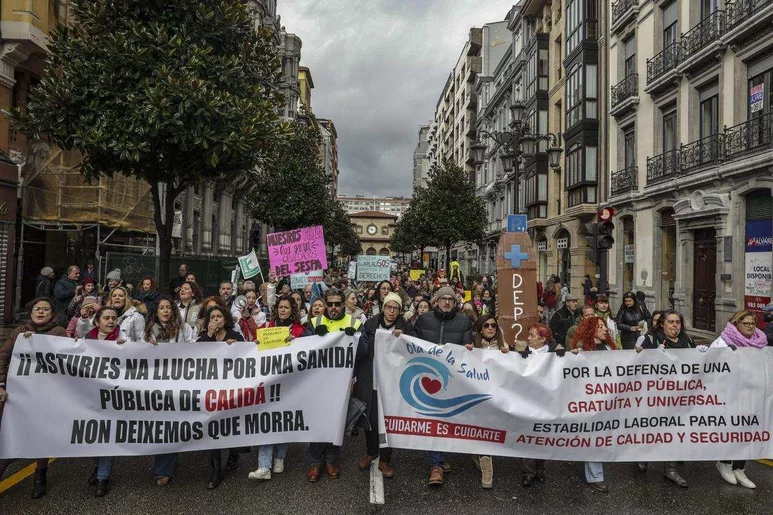Aspecto de una manifestación por las calles de la capital asturiana para reivindicar mejoras en la sanidad autonómica. Foto: EFE.