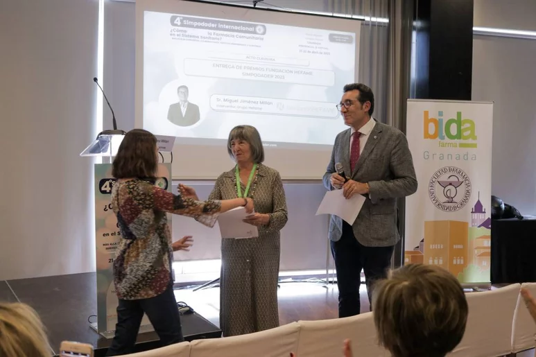 La ganadora del primer premio Mª Isabel Valverde Merino, de la Facultad de Farmacia de Granada, junto a Mª José Faus, presidenta del Comité Científico de 'Simpodader' 23, y Miguel Jiménez, interventor de Hefame.