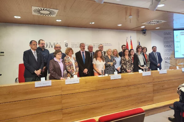 Foto de familia de los presidentes y representantes de las 8 organizaciones que integran el Foro de Médicos de Atención Primaria antes del acto celebrado en la sede de la OMC. Foto: SEPEAP.