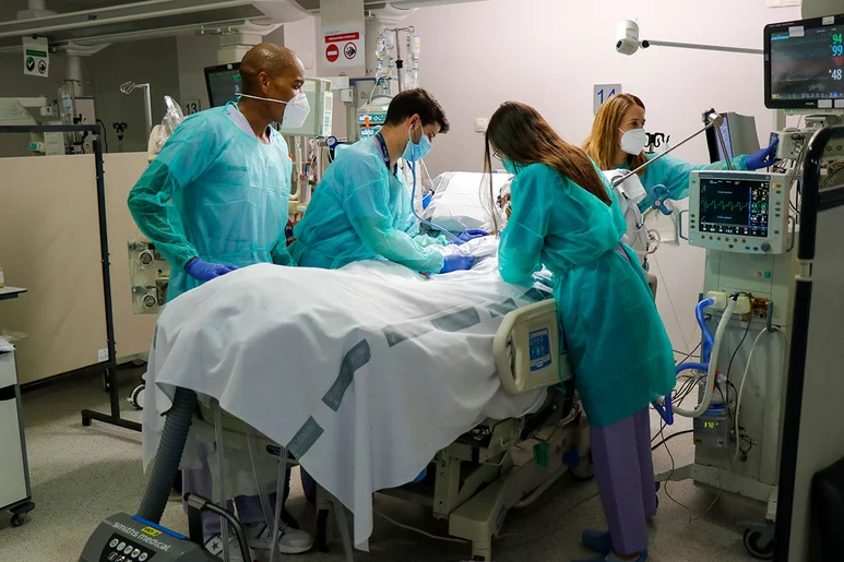  Unidad de cuidados intensivos en el Hospital Universitario y Politécnico La Fe, de  Valencia