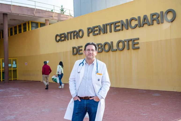 José Joaquín Antón Basanta, presidente de la Sociedad Española de Sanidad Penitenciaria (SESP) y médico en el centro penitenciario de Albolote (Granada). Foto: MIGUEL ÁNGEL MOLINA..