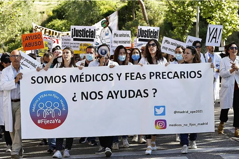 La asamblea de los médicos de hospitales vota por abrumadora mayoría seguir la huelga indefinida. Foto: EFE / CHEMA MOYA