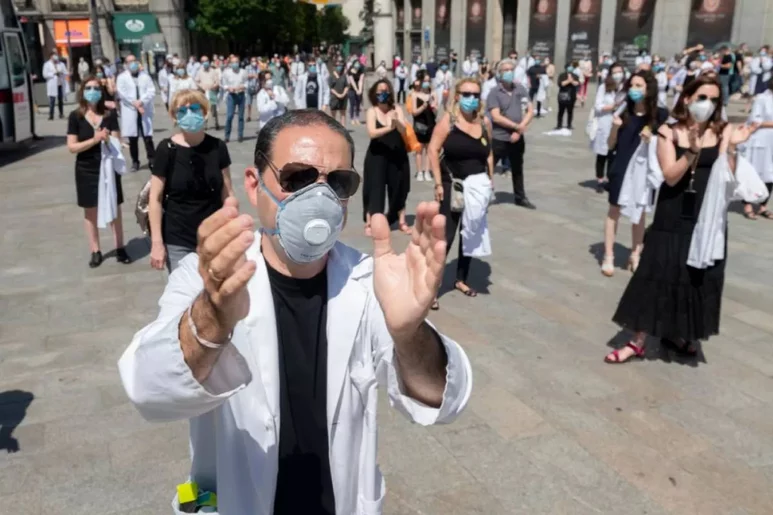 Aspecto de una manifestación de médicos en Madrid, en plena pandemia, manteniendo la preceptiva distancia de seguridad y con mascarillas. Foto: JOSÉ LUIS PINDADO.