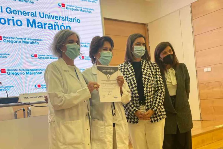 Momento de la entrega de la certificación Q-PEX de nivel avanzado al servicio de Farmacia del Hospital Gregorio Marañón. Foto: HOSPITAL GREGORIO MARAÑÓN.