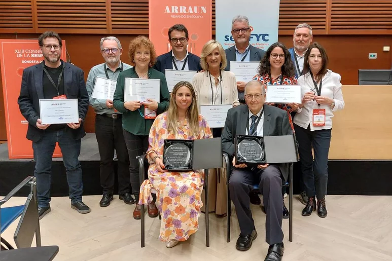 Representantes de la Academia de Medicina Familiar de España de la Semfyc con las facultades de Medicina premiadas. Foto: SEMFYC.