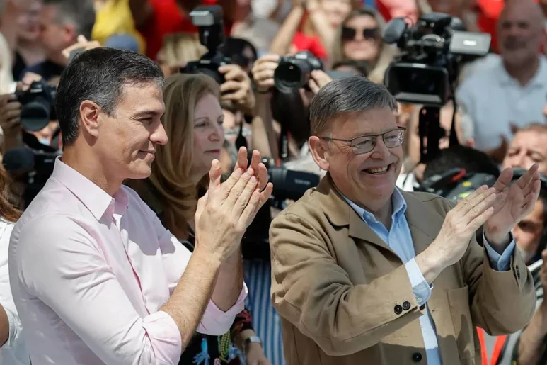 Pedro Sánchez y el presidente de la Generalitat valenciana, Ximo Puig, aplauden a los miles de asistentes al mitin electoral de la capital valenciana. Foto: EFE.