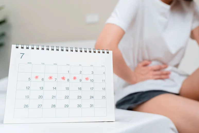 El ciclo menstrual femenino suele durar exactamente un mes lunar: 28 días.