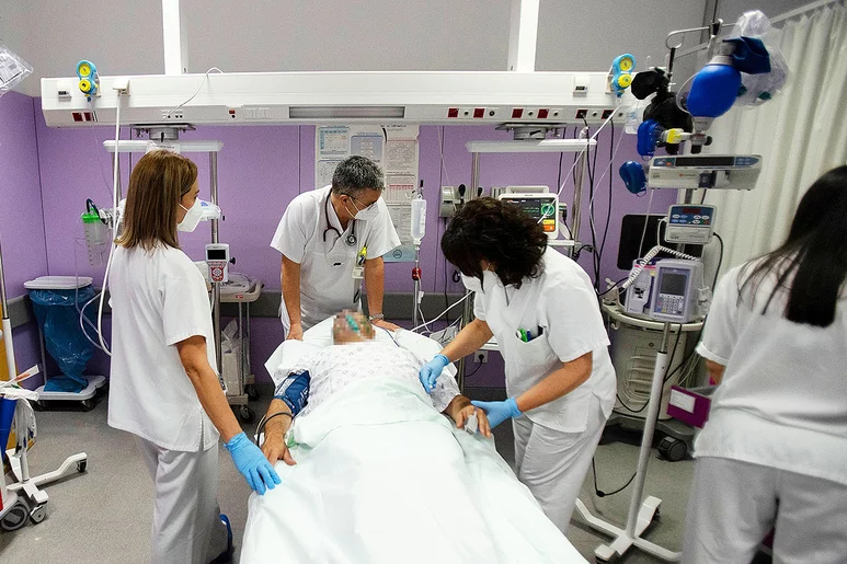 Sanitarios del servicio de Urgencias del Hospital do Salnés (Pontevedra) atienden a un paciente de prioridad I en el box de críticos o unidad de soporte vital. Foto: ARABA PRESS.