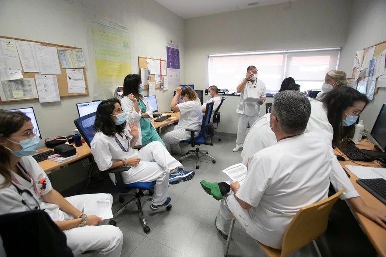Médicos y residentes del servicio de Urgencias del Hospital do Salnés intercambian información sobre los pacientes durante el cambio de turno. Foto: ARABA PRESS.