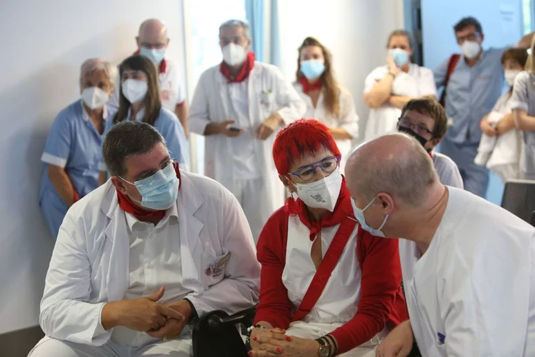 La consejera navarra de Salud, Santos Induráin, escucha las explicaciones de los médicos sobre el dispositivo sanitario para las fiestas de San Fermín del año pasado. Foto: SNS-O.