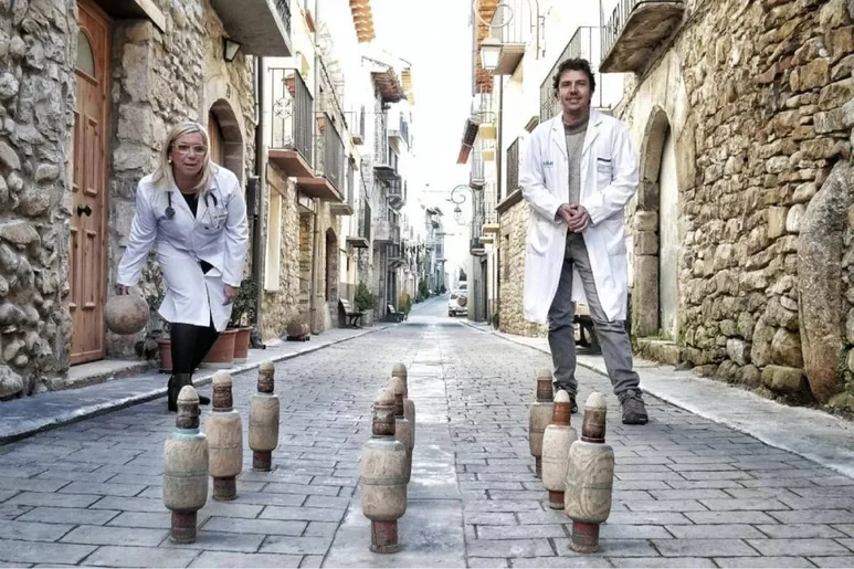 Imagen de una campaña que, bajo el eslogan de "Yo me quedo", puso en marcha en 2019 el Colegio de Médicos de Huesca para reivindicar la medicina rural y llamar la atención sobre el déficit de profesionales. Foto: COLEGIO DE HUESCA.
