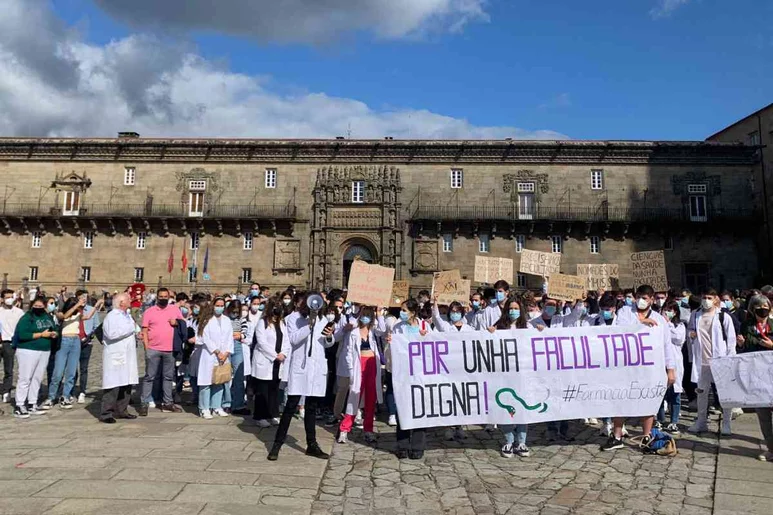 Una de las manifestaciones, con docentes y alumnos, en septiembre de 2021, en la Plaza del Obradoiro.