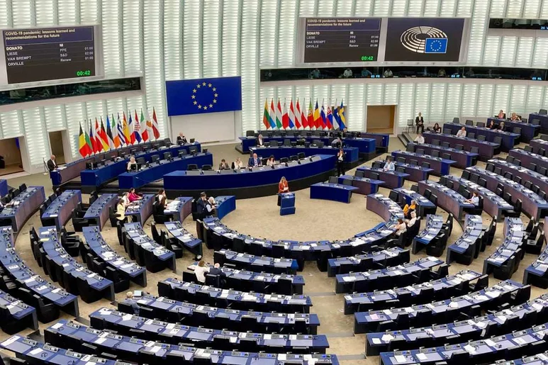 Sesión plenaria del Parlamento Europeo en la que se ha debatido este martes el informe sobre lecciones aprendidas de la pandemia de la covid-19. Foto: DM