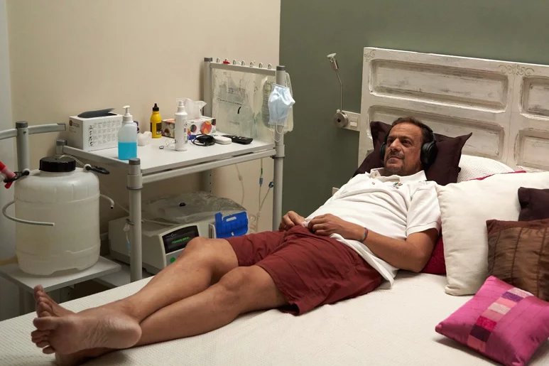 Mario Sánchez, vicepresidente de la asociación Alcer Giralda, sigue su tratamiento de diálisis en casa. Foto: GOGO LOBATO.