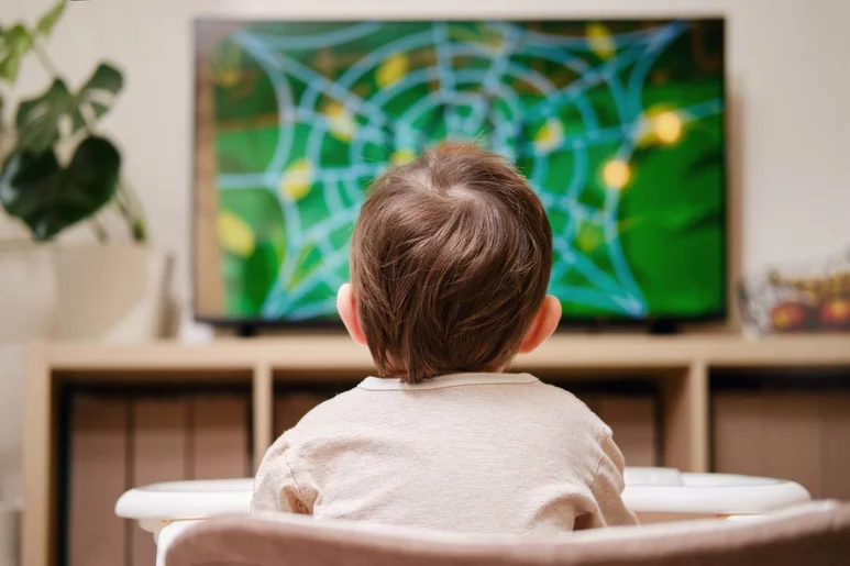 La Organización Mundial de la Salud, al igual que distintas sociedades pediátricas, recomienda no exponer a los bebés a pantallas durante su primer año de vida. Foto: SHUTTERSTOCK.