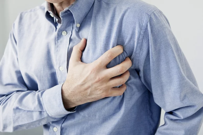 Una persona sufriendo un infarto de miocardio. Foto: SHUTTERSTOCK.
