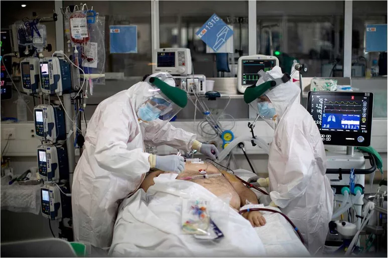 Atención a un paciente con covid-19 en la UCI del Hospital Gregorio Marañón de Madrid. Foto: ALBERTO DI LOLLI. 