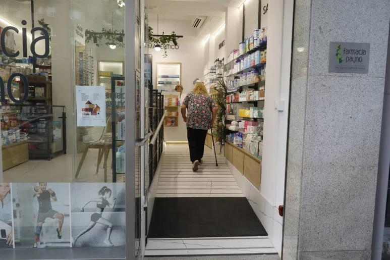 Una farmacia de Madrid con una rampa para facilitar el acceso a las personas con movilidad reducida. Foto: AYUNTAMIENTO DE MADRID.