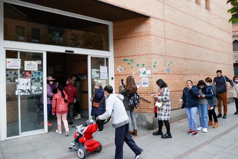 Pacientes haciendo cola en un centro de salud de Madrid. Foto: EFE