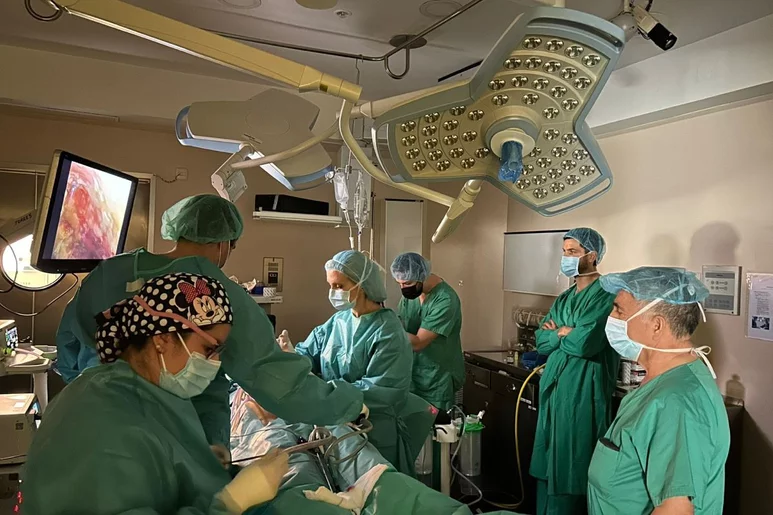 El equipo de Delia Cortés, a la derecha de la imagen, realizando una cirugía con ePIPAC, pionera en España. Foto: HOSPITAL VIAMED SANTA ELENA MADRID. 
