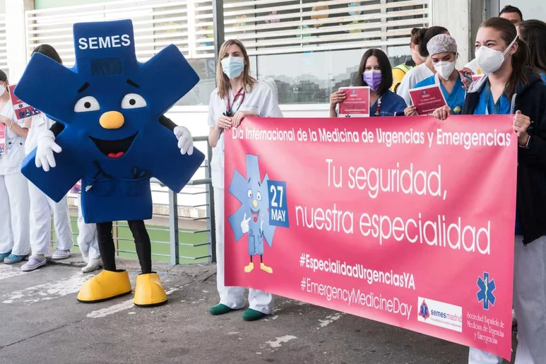 La reivindicación de la especialidad de Medicina de Urgencias y Emergencias viene de muy lejos (en la imagen, una concentración en un hospital de Madrid en 2021). Foto: DIARIO MÉDICO.