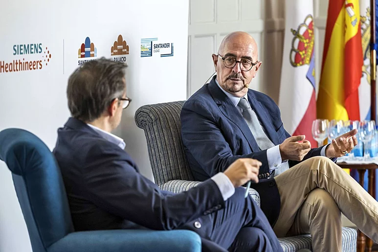 César Pascual, consejero de Salud de Cantabria, en un momento de la entrevista que le realizó Daniel Aparicio, director de Diario Médico. Foto: ROBERTO RUIZ 