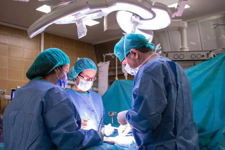 Cirujanos de QTI (Quénet Torrent Institute) operando. 