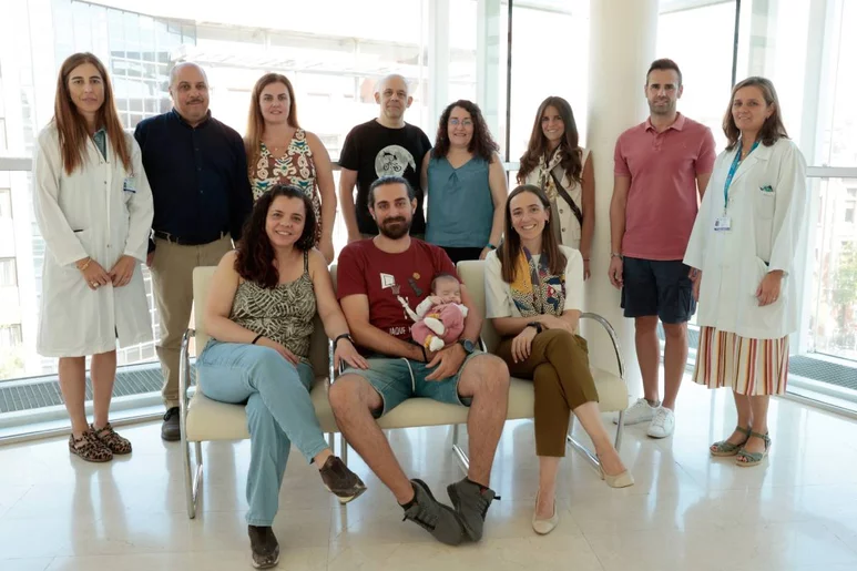 Las cinco familias y el equipo del programa del servicio de Ginecología-Obstetricia del Hospital Materno-Infantil del Gregorio Marañón de Madrid. Foto:  PEPE AYMÁ