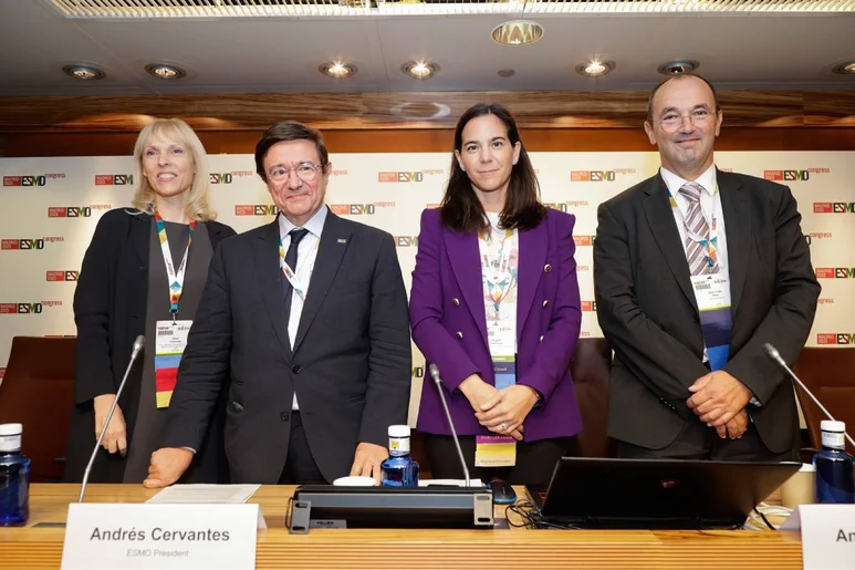 Silke Gillessen (presidenta científica de ESMO 2023), Andrés Cervantes, (presidente de ESMO), Ángela Lamarca (responsable de prensa de ESMO 2023), y Jean-Yves Blay. Foto: ESMO.