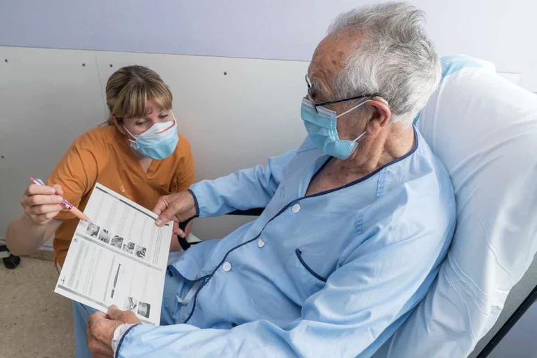Un paciente recibe información sobre el protocolo ERAS que abarca todo el perioperatorio. Foto: HOSPITAL DE BELLVITGE.