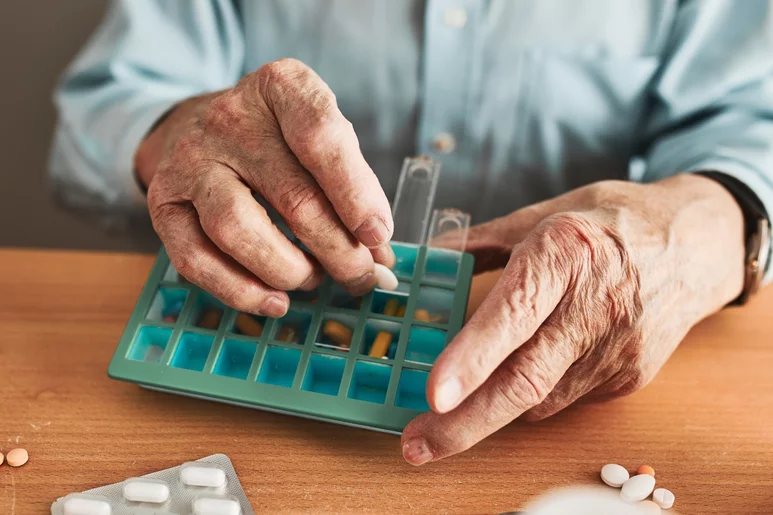 En personas de 75 años y más, el grupo de medicamentos en el que las dosis por mil habitantes y día (DHD) es superior es en el de IECA y ARAII. Foto: SHUTTERSTOCK.