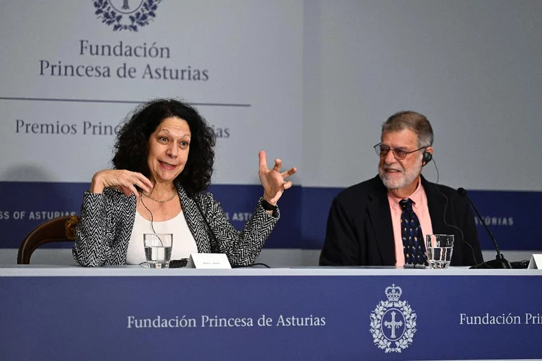 Bonnie L. Bassler y Peter Greenberg, durante la rueda de prensa, hoy, en el Hotel Reconquista de la capital asturiana. FOTO: FPA/IVÁN MARTÍNEZ.