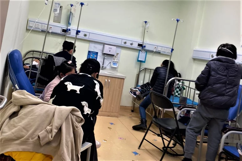 Sala de infusiones donde los niños reciben el antibiótico en el suero en el Hospital de Shangai. Foto: LUCAS DE LA CAL