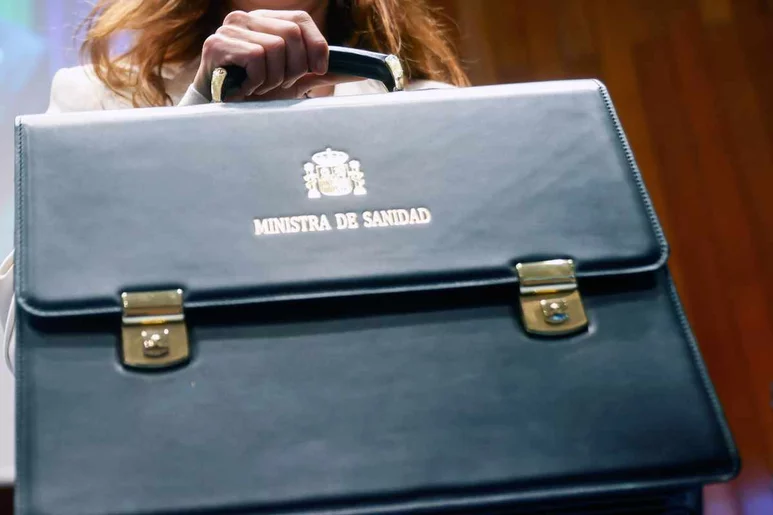 La ministra Mónica García podría esconder en su cartera alguna medida sobre el 'modelo Muface'. Foto: DIARIO MÉDICO.