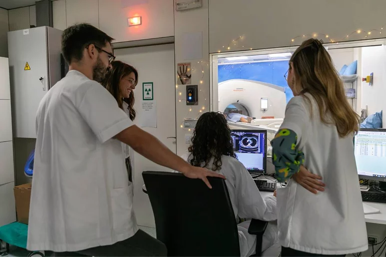 MIR del servicio de Radiodiagnóstico del Hospital Clínic de Barcelona observan a un TC. Fotos: SONIA TRONCOSO.