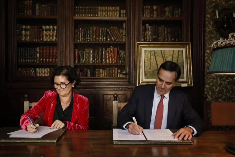 Clara Pareja, directora general de Ordenación y Regulación Sanitaria del Departamento de Salud de Cataluña, y Juan Yermo, director general de Farmaindustria. Foto: FARMAINDUSTRIA.