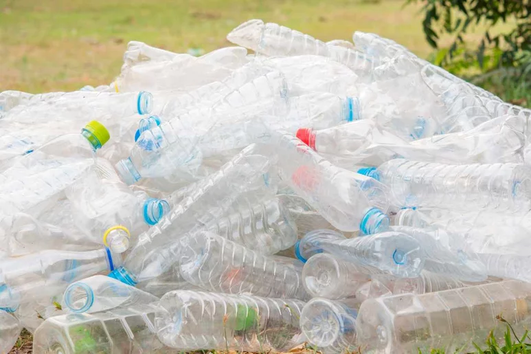 El uso abusivo del plástico en los envases de los alimentos preocupa cada vez más a la sociedad y a los expertos. Foto: DIARIO MÉDICO.