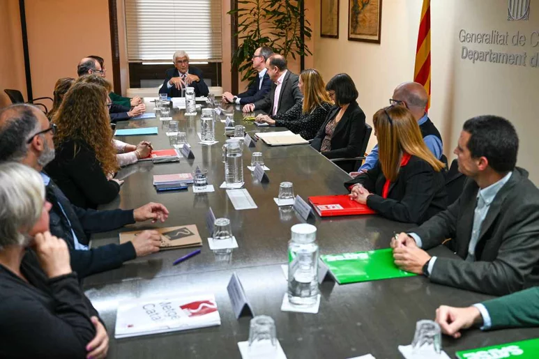 Balcells ha presidido la reunión en la que se ha rubricado el preacuerdo de nuevo convenio del ICS. Foto: GENERALITAT DE CATALUÑA.