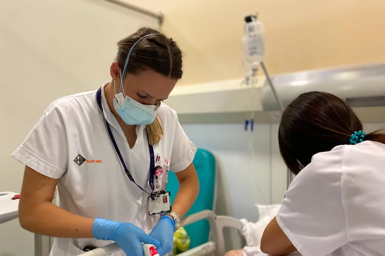 Trabajo de enfermería en el Dispositivo de Atención a la Fragilidad del Servicio de Urgencias (Dafsu) del Sant Pau. Foto: HOSPITAL DE SANT PAU.