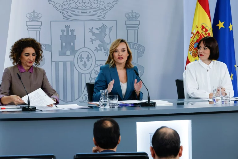 María Jesús Montero, Pilar Alegría y Diana Morant durante la rueda de prensa posterior al Consejo de Ministros. FOTO: EFE/ZIPI
