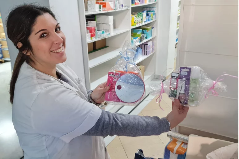 Isabel María Díaz Estrada, técnico en una farmacia de San Juan de Aznalfarache, envolviendo regalos. Foto: JESÚS CRUZ.