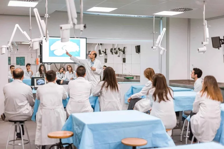 Docentes y expertos en Educación Médica abogan por actualizar el convenio que regula la relación entre la universidad y los centros sanitarios para cursar prácticas clínicas. Foto: CEU.