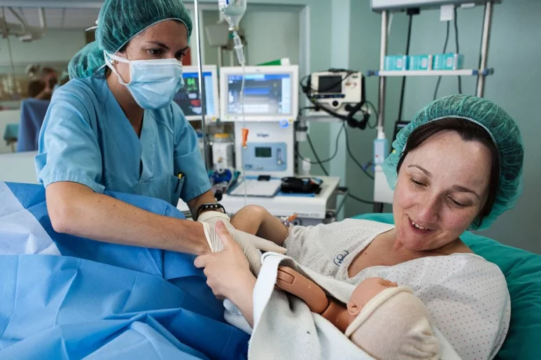 Una residente de Obstetricia y Ginecología hace prácticas de la especialidad en una sala del Hospital Virtual Valdecilla. Foto: HVV.